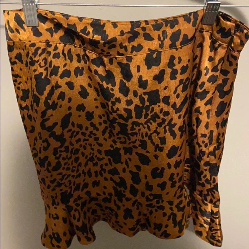 NWOT Forever 21 Satin leopard print mini skirt - Picture 2 of 2